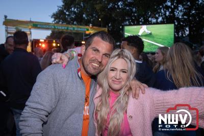 Thomas Berge kon de sfeer er wel in krijgen bij Kokki's Viert de Zomer, nadat Nederland door was naar de halve finale EK voetbal. - © NWVFoto.nl