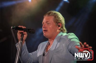 Thomas Berge kon de sfeer er wel in krijgen bij Kokki's Viert de Zomer, nadat Nederland door was naar de halve finale EK voetbal. - © NWVFoto.nl