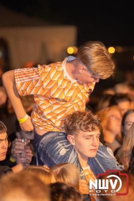 Thomas Berge kon de sfeer er wel in krijgen bij Kokki's Viert de Zomer, nadat Nederland door was naar de halve finale EK voetbal. - © NWVFoto.nl