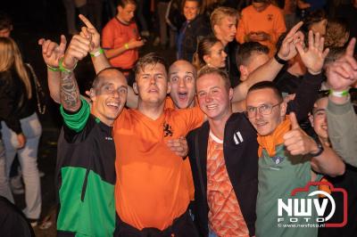 Thomas Berge kon de sfeer er wel in krijgen bij Kokki's Viert de Zomer, nadat Nederland door was naar de halve finale EK voetbal. - © NWVFoto.nl