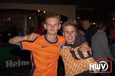 Thomas Berge kon de sfeer er wel in krijgen bij Kokki's Viert de Zomer, nadat Nederland door was naar de halve finale EK voetbal. - © NWVFoto.nl