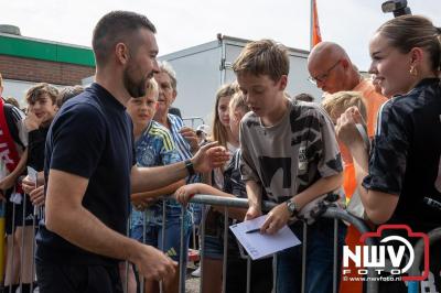 Regio loopt uit om Ajax te zien spelen tegen Stvv op Sportpark Bovenmolen in Oldebroek. - © NWVFoto.nl