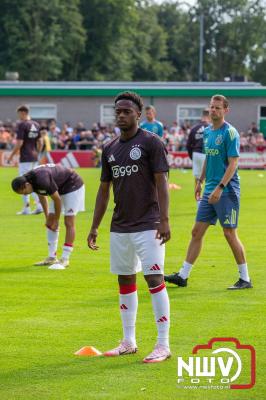 Regio loopt uit om Ajax te zien spelen tegen Stvv op Sportpark Bovenmolen in Oldebroek. - © NWVFoto.nl