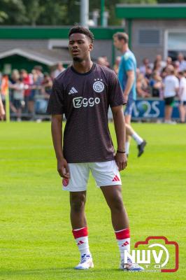 Regio loopt uit om Ajax te zien spelen tegen Stvv op Sportpark Bovenmolen in Oldebroek. - © NWVFoto.nl