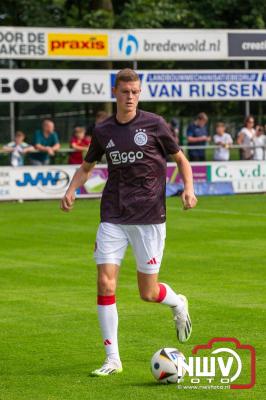 Regio loopt uit om Ajax te zien spelen tegen Stvv op Sportpark Bovenmolen in Oldebroek. - © NWVFoto.nl