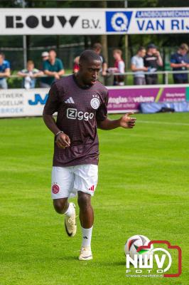 Regio loopt uit om Ajax te zien spelen tegen Stvv op Sportpark Bovenmolen in Oldebroek. - © NWVFoto.nl