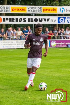 Regio loopt uit om Ajax te zien spelen tegen Stvv op Sportpark Bovenmolen in Oldebroek. - © NWVFoto.nl