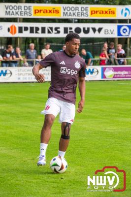 Regio loopt uit om Ajax te zien spelen tegen Stvv op Sportpark Bovenmolen in Oldebroek. - © NWVFoto.nl