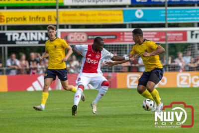 Regio loopt uit om Ajax te zien spelen tegen Stvv op Sportpark Bovenmolen in Oldebroek. - © NWVFoto.nl