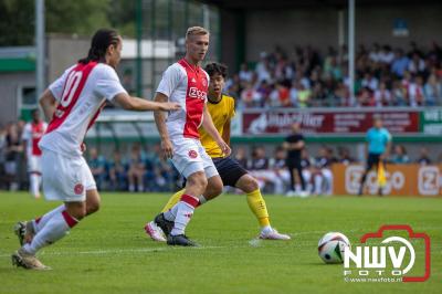 Regio loopt uit om Ajax te zien spelen tegen Stvv op Sportpark Bovenmolen in Oldebroek. - © NWVFoto.nl