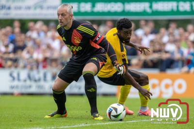 Regio loopt uit om Ajax te zien spelen tegen Stvv op Sportpark Bovenmolen in Oldebroek. - © NWVFoto.nl