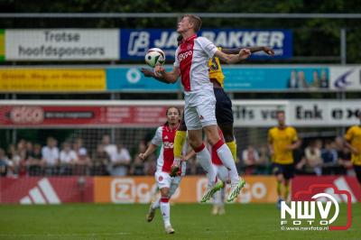 Regio loopt uit om Ajax te zien spelen tegen Stvv op Sportpark Bovenmolen in Oldebroek. - © NWVFoto.nl