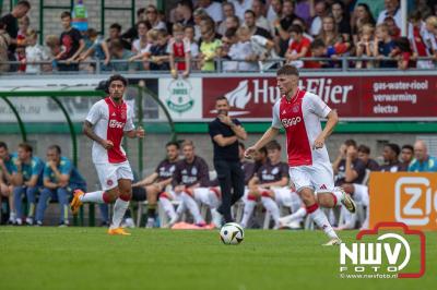 Regio loopt uit om Ajax te zien spelen tegen Stvv op Sportpark Bovenmolen in Oldebroek. - © NWVFoto.nl