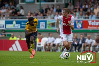 Regio loopt uit om Ajax te zien spelen tegen Stvv op Sportpark Bovenmolen in Oldebroek. - © NWVFoto.nl