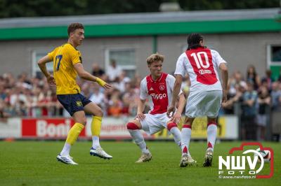 Regio loopt uit om Ajax te zien spelen tegen Stvv op Sportpark Bovenmolen in Oldebroek. - © NWVFoto.nl