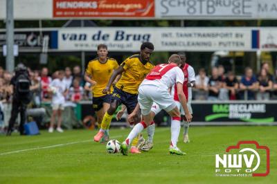 Regio loopt uit om Ajax te zien spelen tegen Stvv op Sportpark Bovenmolen in Oldebroek. - © NWVFoto.nl