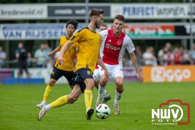 Regio loopt uit om Ajax te zien spelen tegen Stvv op Sportpark Bovenmolen in Oldebroek. - © NWVFoto.nl