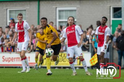 Regio loopt uit om Ajax te zien spelen tegen Stvv op Sportpark Bovenmolen in Oldebroek. - © NWVFoto.nl