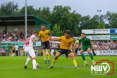 Regio loopt uit om Ajax te zien spelen tegen Stvv op Sportpark Bovenmolen in Oldebroek. - © NWVFoto.nl