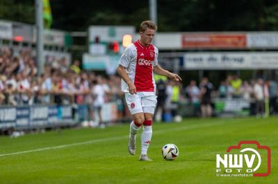 Regio loopt uit om Ajax te zien spelen tegen Stvv op Sportpark Bovenmolen in Oldebroek. - © NWVFoto.nl