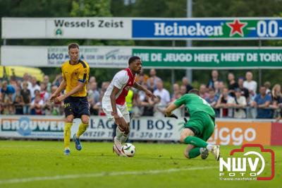 Regio loopt uit om Ajax te zien spelen tegen Stvv op Sportpark Bovenmolen in Oldebroek. - © NWVFoto.nl