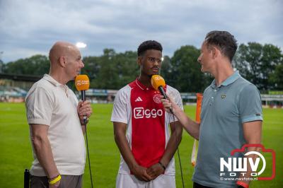 Regio loopt uit om Ajax te zien spelen tegen Stvv op Sportpark Bovenmolen in Oldebroek. - © NWVFoto.nl