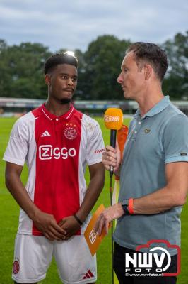 Regio loopt uit om Ajax te zien spelen tegen Stvv op Sportpark Bovenmolen in Oldebroek. - © NWVFoto.nl