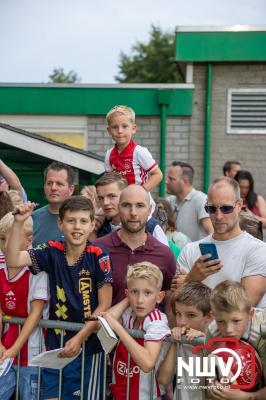 Regio loopt uit om Ajax te zien spelen tegen Stvv op Sportpark Bovenmolen in Oldebroek. - © NWVFoto.nl