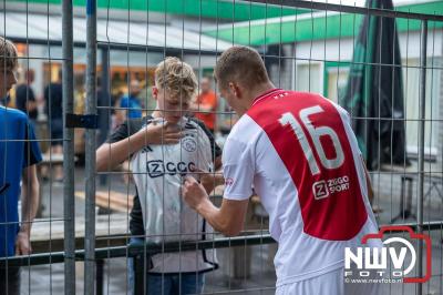 Regio loopt uit om Ajax te zien spelen tegen Stvv op Sportpark Bovenmolen in Oldebroek. - © NWVFoto.nl