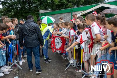 Regio loopt uit om Ajax te zien spelen tegen Stvv op Sportpark Bovenmolen in Oldebroek. - © NWVFoto.nl