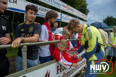 Regio loopt uit om Ajax te zien spelen tegen Stvv op Sportpark Bovenmolen in Oldebroek. - © NWVFoto.nl