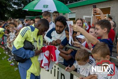 Regio loopt uit om Ajax te zien spelen tegen Stvv op Sportpark Bovenmolen in Oldebroek. - © NWVFoto.nl