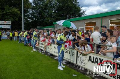 Regio loopt uit om Ajax te zien spelen tegen Stvv op Sportpark Bovenmolen in Oldebroek. - © NWVFoto.nl