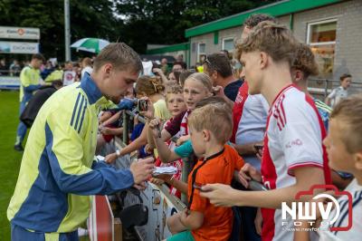 Regio loopt uit om Ajax te zien spelen tegen Stvv op Sportpark Bovenmolen in Oldebroek. - © NWVFoto.nl