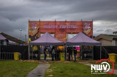 Tent was weer afgeladen op de eerste avond van het BigPop Festival met Zeroos Heroes, Piraten Power Hour en Outsiders.  - © NWVFoto.nl