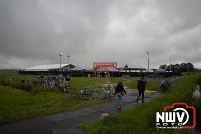 Tent was weer afgeladen op de eerste avond van het BigPop Festival met Zeroos Heroes, Piraten Power Hour en Outsiders.  - © NWVFoto.nl