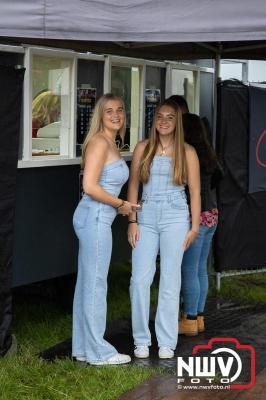 Tent was weer afgeladen op de eerste avond van het BigPop Festival met Zeroos Heroes, Piraten Power Hour en Outsiders.  - © NWVFoto.nl