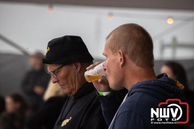 Tent was weer afgeladen op de eerste avond van het BigPop Festival met Zeroos Heroes, Piraten Power Hour en Outsiders.  - © NWVFoto.nl