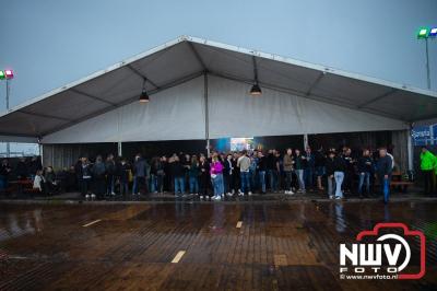 Tent was weer afgeladen op de eerste avond van het BigPop Festival met Zeroos Heroes, Piraten Power Hour en Outsiders.  - © NWVFoto.nl