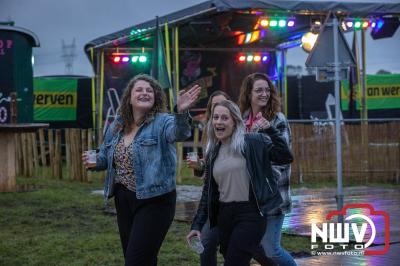 Tent was weer afgeladen op de eerste avond van het BigPop Festival met Zeroos Heroes, Piraten Power Hour en Outsiders.  - © NWVFoto.nl