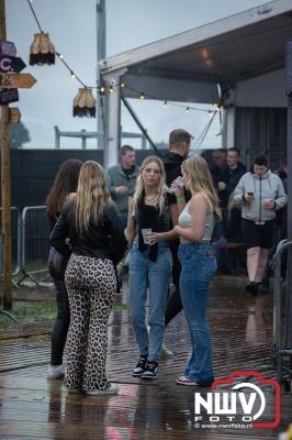 Tent was weer afgeladen op de eerste avond van het BigPop Festival met Zeroos Heroes, Piraten Power Hour en Outsiders.  - © NWVFoto.nl