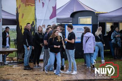 Tent was weer afgeladen op de eerste avond van het BigPop Festival met Zeroos Heroes, Piraten Power Hour en Outsiders.  - © NWVFoto.nl