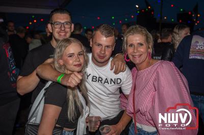 Tent was weer afgeladen op de eerste avond van het BigPop Festival met Zeroos Heroes, Piraten Power Hour en Outsiders.  - © NWVFoto.nl