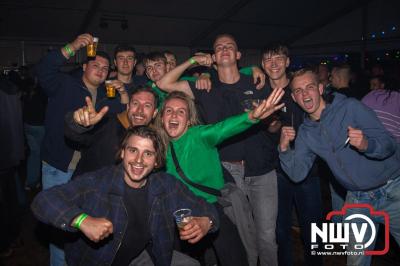 Tent was weer afgeladen op de eerste avond van het BigPop Festival met Zeroos Heroes, Piraten Power Hour en Outsiders.  - © NWVFoto.nl