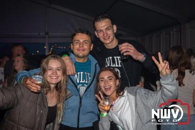 Tent was weer afgeladen op de eerste avond van het BigPop Festival met Zeroos Heroes, Piraten Power Hour en Outsiders.  - © NWVFoto.nl