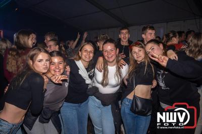 Tent was weer afgeladen op de eerste avond van het BigPop Festival met Zeroos Heroes, Piraten Power Hour en Outsiders.  - © NWVFoto.nl