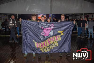 Tent was weer afgeladen op de eerste avond van het BigPop Festival met Zeroos Heroes, Piraten Power Hour en Outsiders.  - © NWVFoto.nl