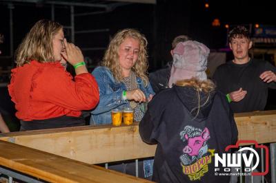 Tent was weer afgeladen op de eerste avond van het BigPop Festival met Zeroos Heroes, Piraten Power Hour en Outsiders.  - © NWVFoto.nl