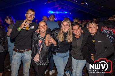 Tent was weer afgeladen op de eerste avond van het BigPop Festival met Zeroos Heroes, Piraten Power Hour en Outsiders.  - © NWVFoto.nl