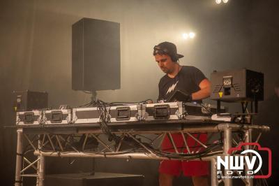 Tent was weer afgeladen op de eerste avond van het BigPop Festival met Zeroos Heroes, Piraten Power Hour en Outsiders.  - © NWVFoto.nl